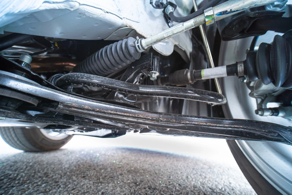 Inspection avant l'achat ou vue diagnostique avant la livraison du nouveau fond de la voiture, du châssis et de la suspension