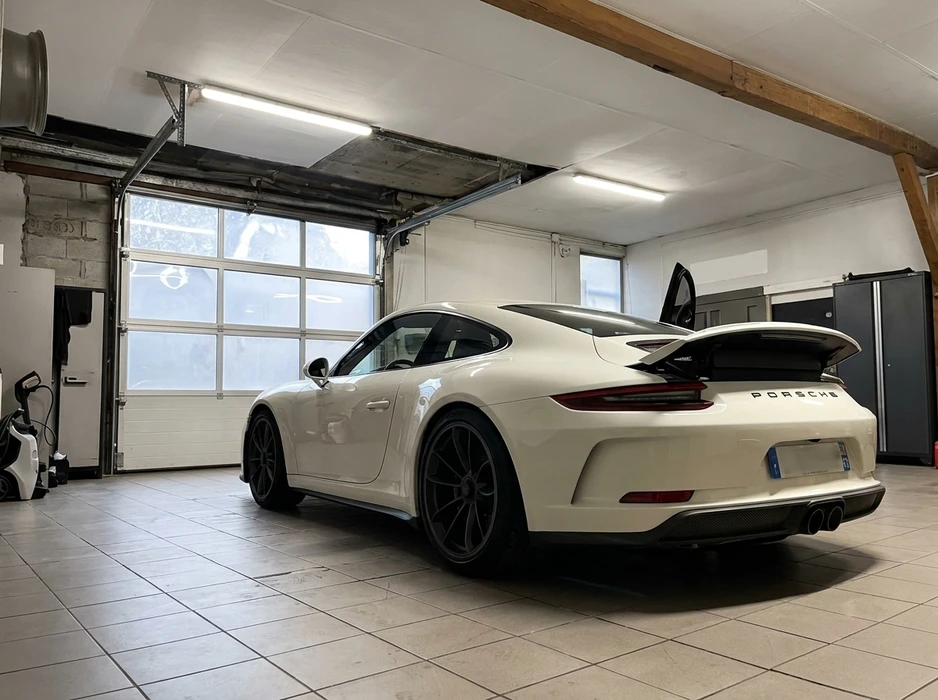 Garage intérieur propre et lumineux