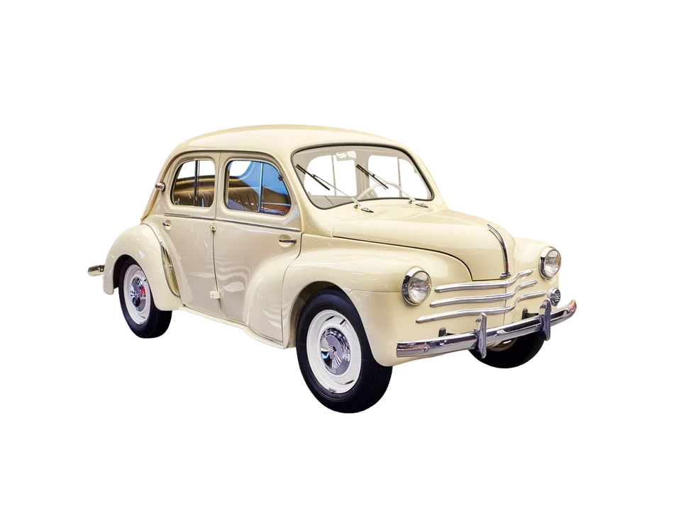 Atelier de carrosserie automobile avec technicien en combinaison de protection intégrale appliquant de la peinture au pistolet sur véhicule